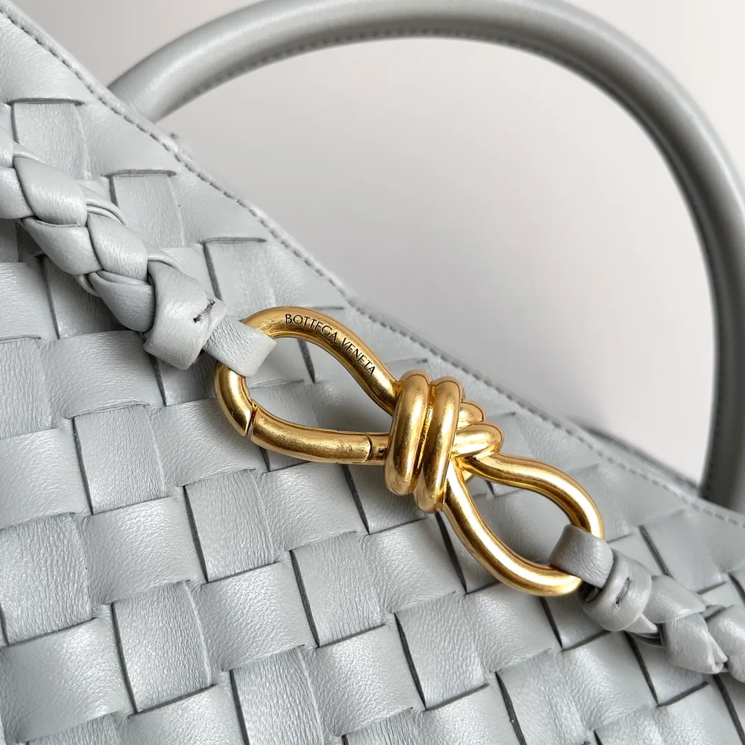 The 2023 new Andiamo batch of 2260 BV has been shipped‼ ️Really popular🔥The new Andiamo woven handbag launched by Bottega Veneta this season is really popular all over the world! ! Celebrities at home and abroad have worn it, and Oscar-winning actress Michelle Yeoh has taken it out on the street. Song Jia, Trai Yara, Yu Feihong, Sanji Ayaka, Rosie Hunting-Whiteley, Yoshioka Riho, etc. have all picked up this bag. It is classic and versatile, showing off its temperament, and the bag capacity is also large, which is very convenient for daily commuting! ! A variety of carrying methods, the shoulder straps can be adjusted by yourself, the original lambskin feels soft and delicate, and the unisex style breaks the gender boundaries and brings a more practical and long-lasting use experience. Andiamo, which has both elegant and casual styles, perfectly interprets the true appearance of "fashionable old money style". Style number: 743572 Size: 32*24*12